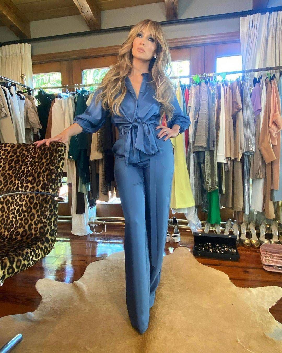 Jennifer Lopez luce fabulosa en un conjunto azul petróleo de blusa anudada  y pantalón palazzo que enfatiza su envidiable figura – Publimetro México