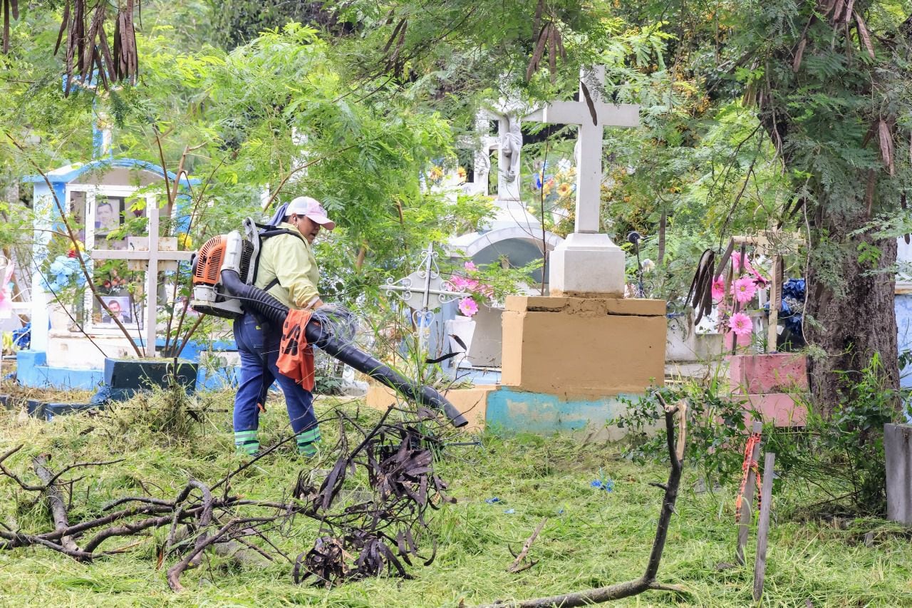 Un empleado municipal realiza labores de limpieza en un panteón de Monterrey. 