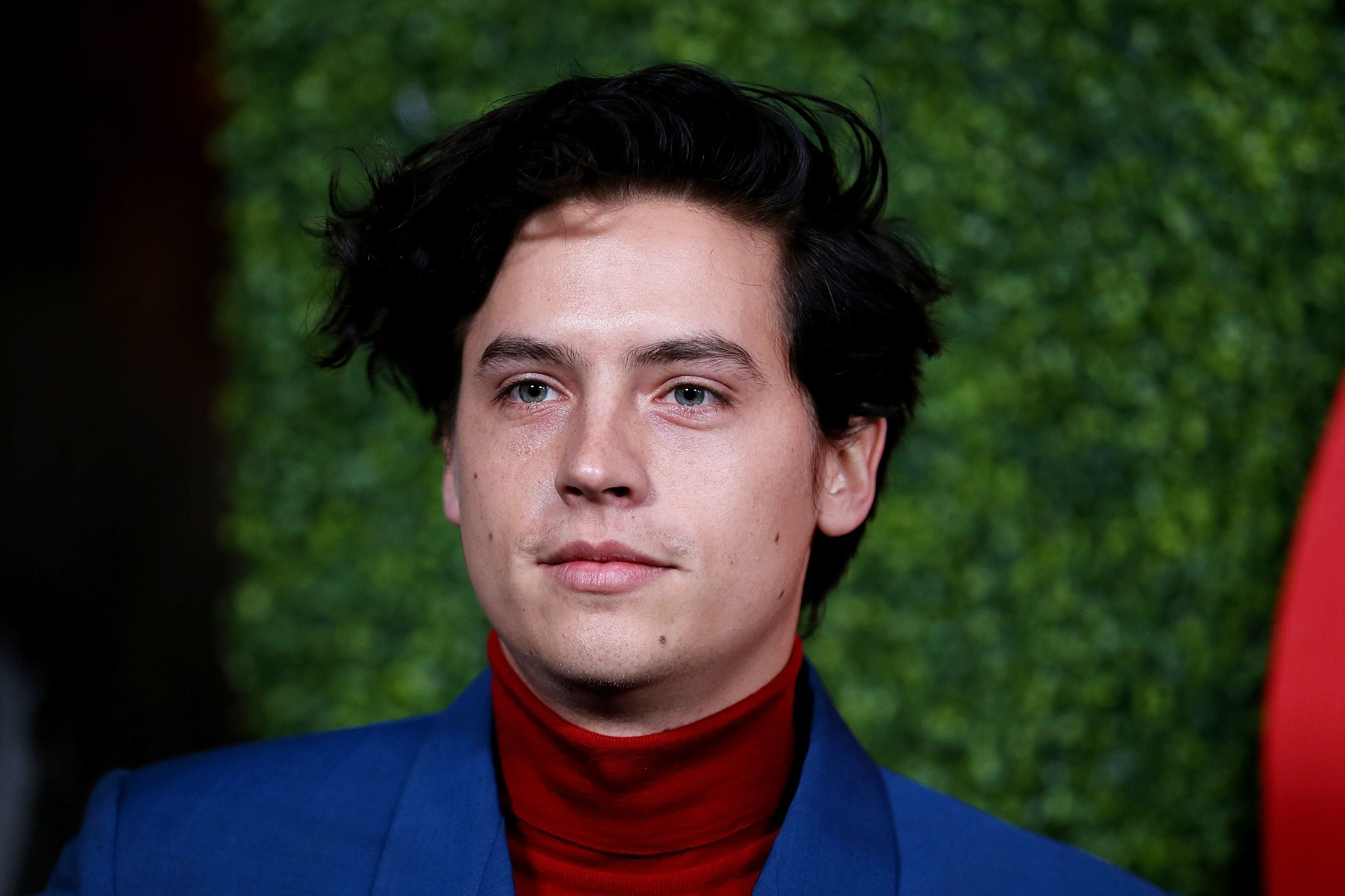 FOTO Cole Sprouse posa sin ropa y usa photoshop para agrandar una zona de  su cuerpo – Publimetro México