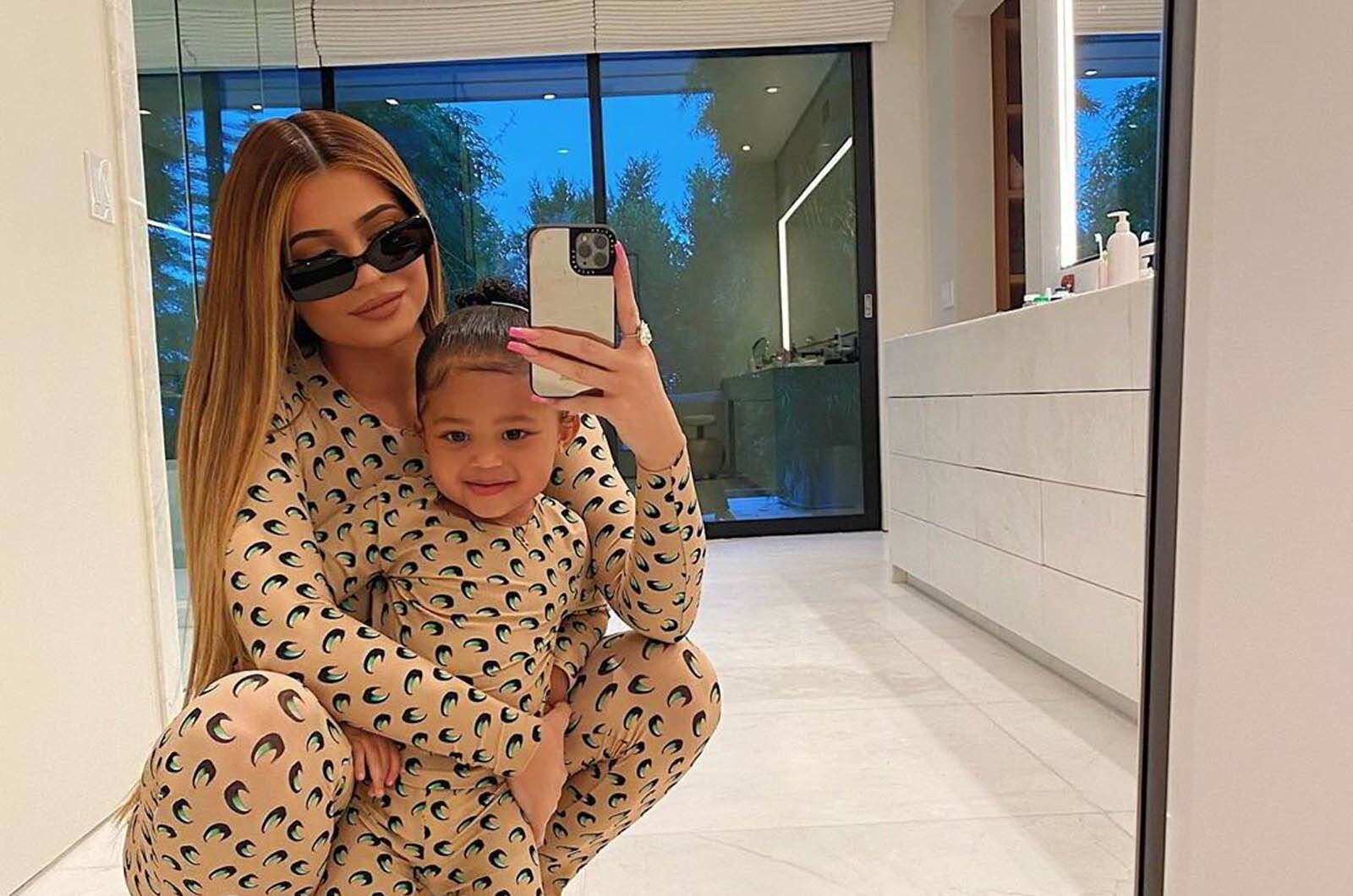 La hija de Khloé Kardashian sorprende con su bolso Louis Vuitton