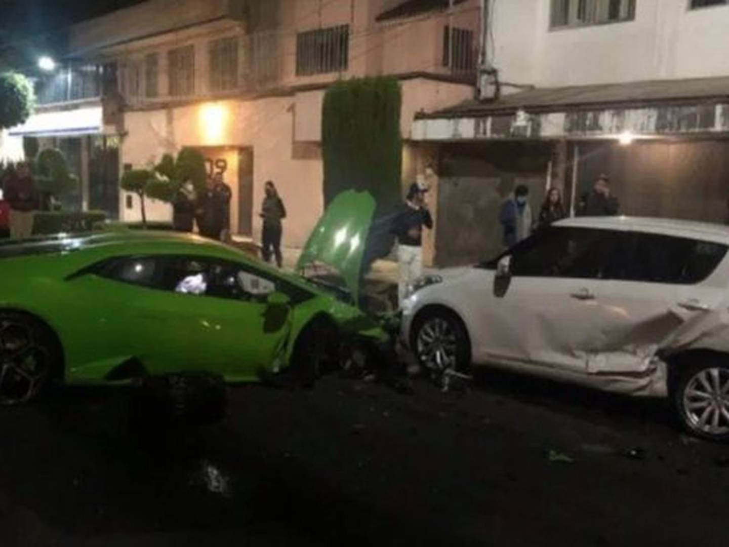 Tras choque, conductor deja abandonado un auto Lamborghini