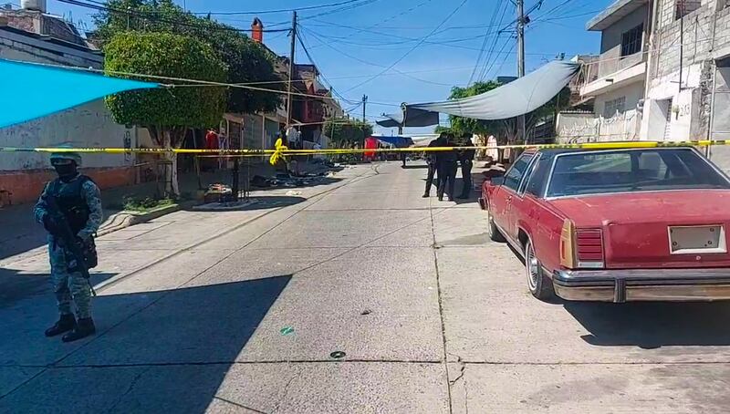 Guanajuato: Niño muere por bala perdida tras tiroteo en tianguis de León