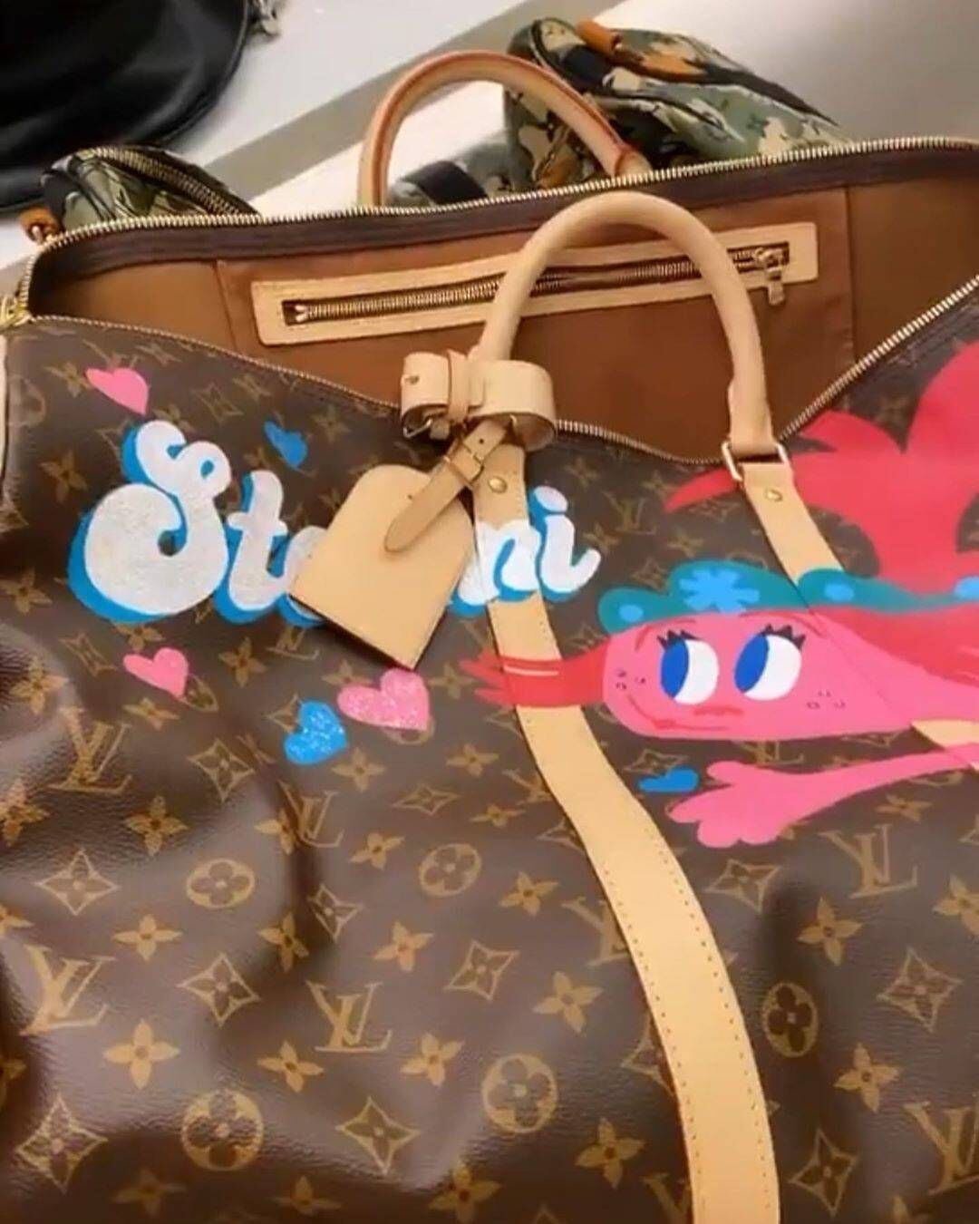 Stormi y su bolso Louis Vuitton - Foto 1