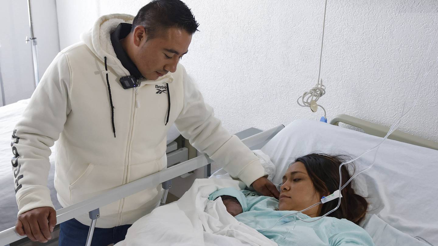 Secretaría de Salud de Guanajuato - Arturo, el bebé recién nacido, ve  fijamente a su mamá Ana Paula. Ellos se conocieron en el Hospital General  de San José Iturbide y están ansiosos