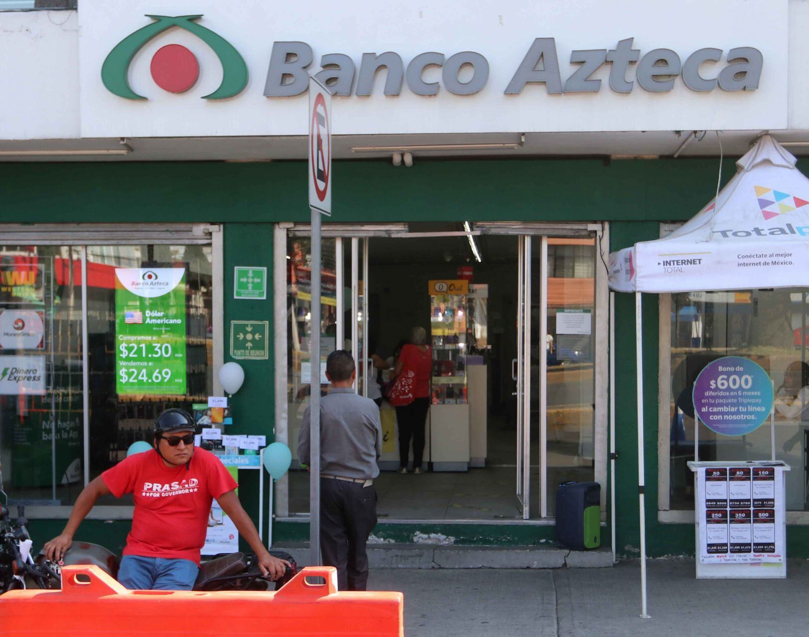 Banco Azteca: Usuario acusa al banco de vaciar su cuenta de ahorro; Ricardo  Salinas responde