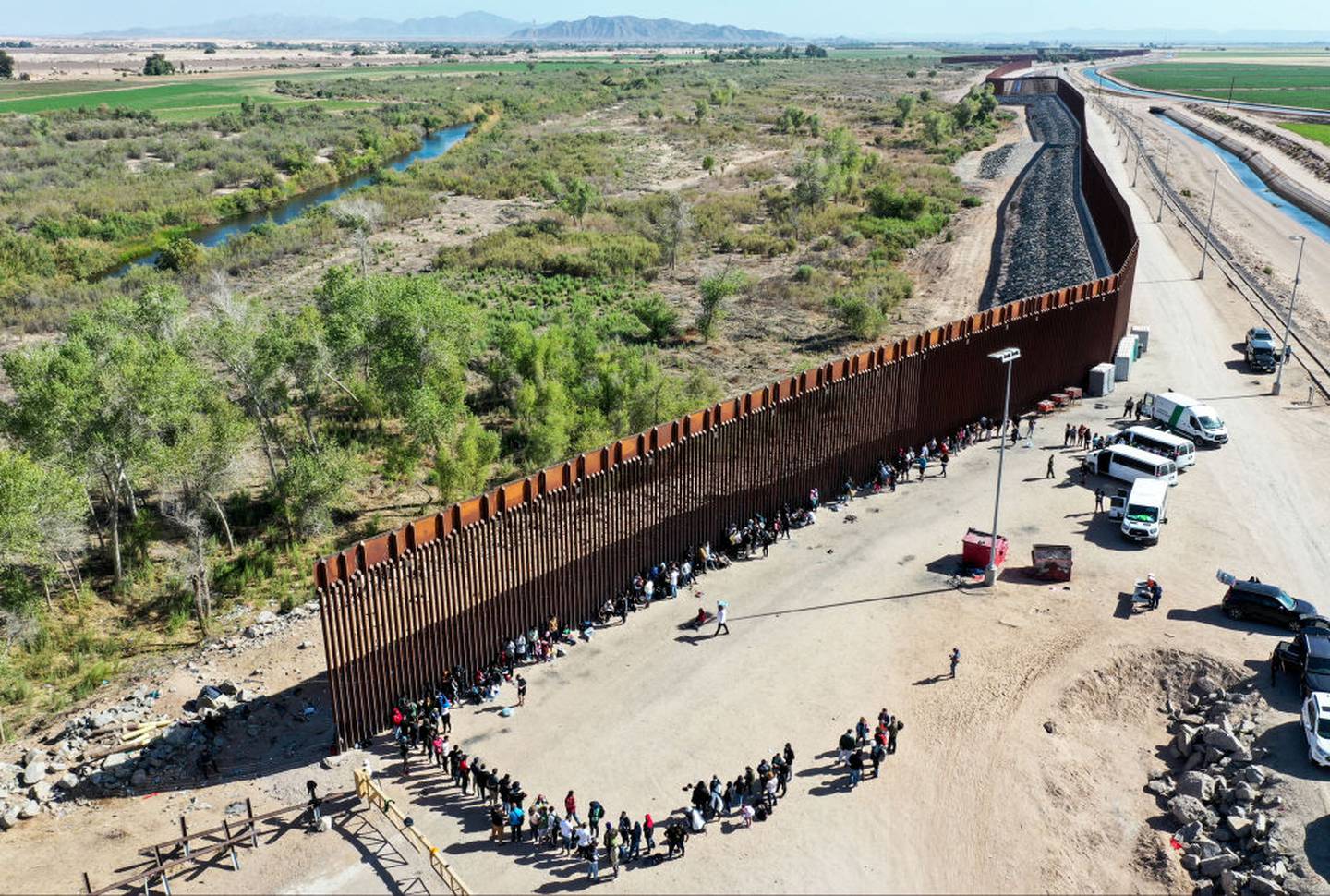 Muro Fronterizo Con Contenedores Arizona Empieza A Cerrar Huecos En La Comunidad De Yuma 4730