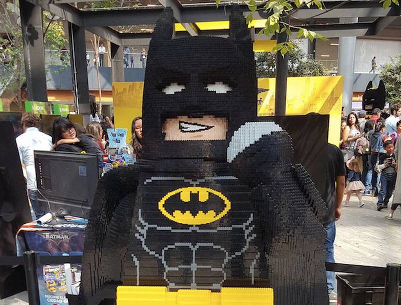 Construyen un Batman con 100 mil piezas de Lego