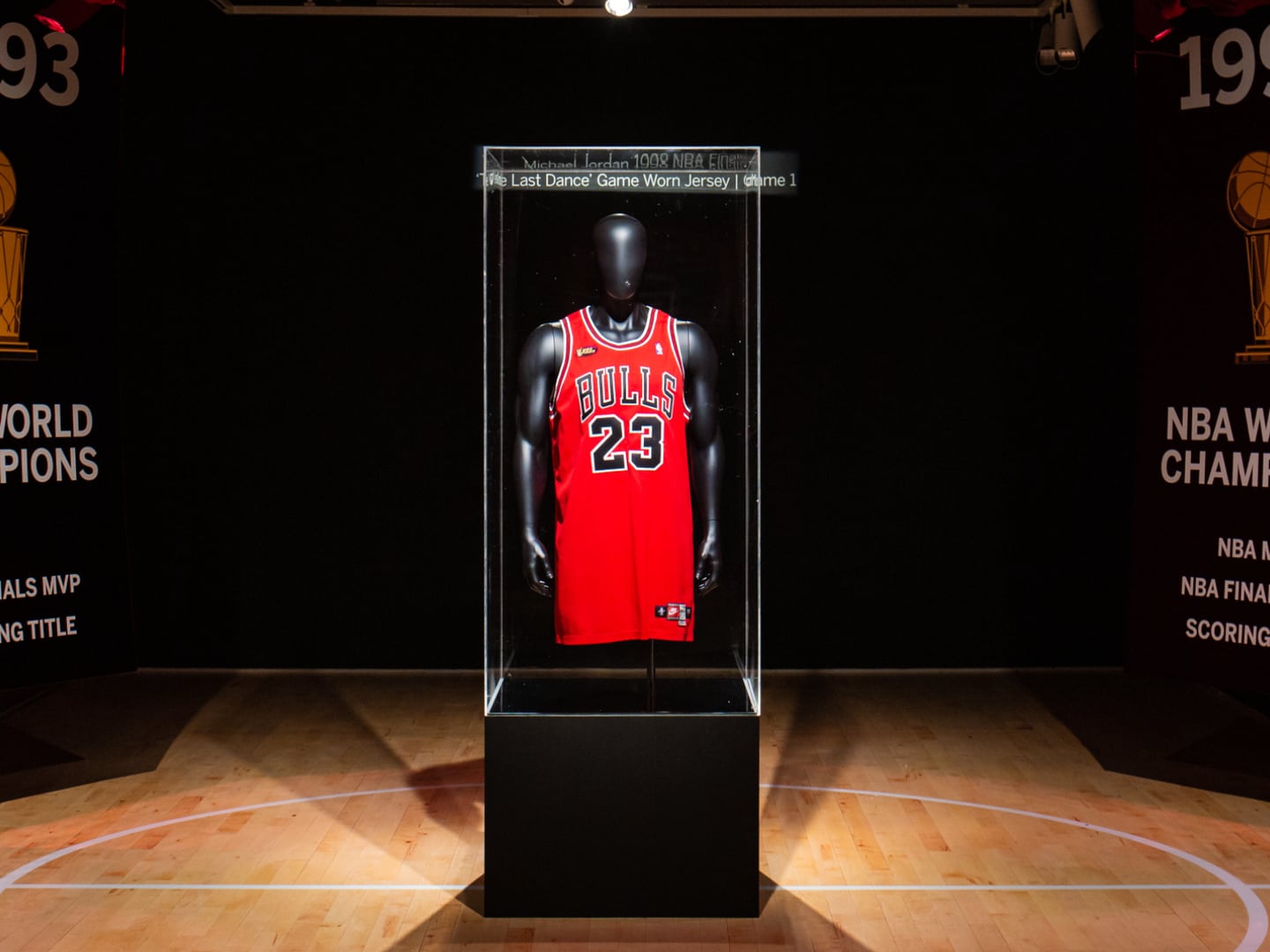 a nombre de personal Inmuebles jersey de Michael Jordan de Chicago Bulls que uso en las finales de 1998 se  vendio en mas de 200 millones de pesos