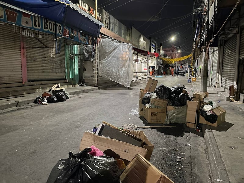 Las acciones tienen como finalidad despejar banquetas y calles de la zona.