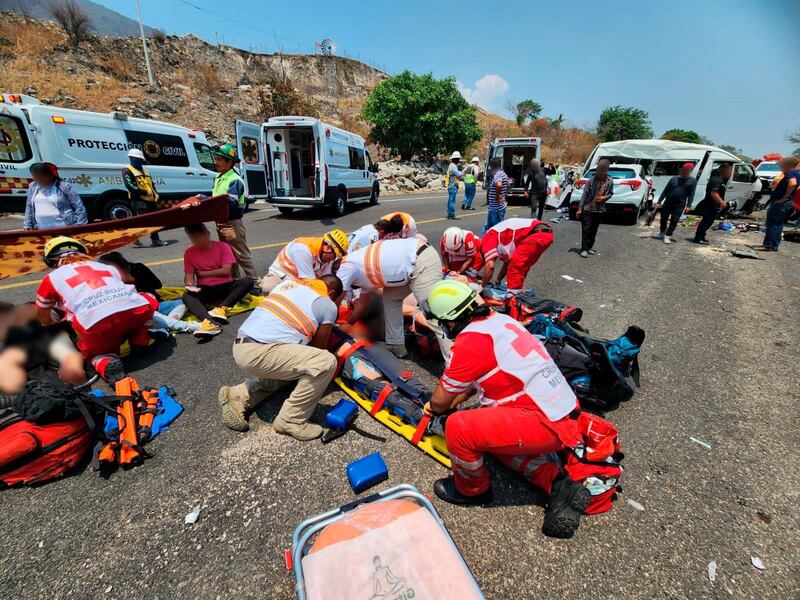 Cuerpos de rescate prestaron auxilio a lesionados.