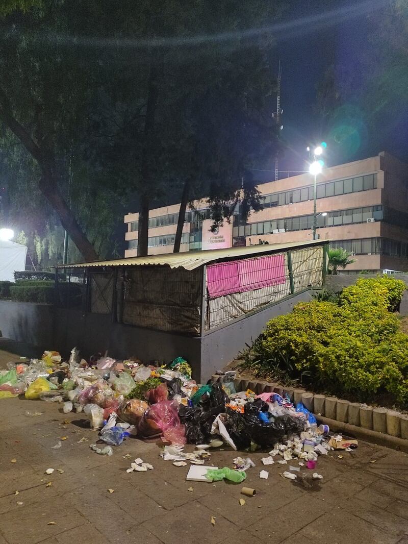 Vecinos de Azcapotzalco usan explanada como tiradero de basura