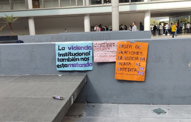 Las manifestantes dejaron sus cartulinas con consignas pegadas dentro del edificio.