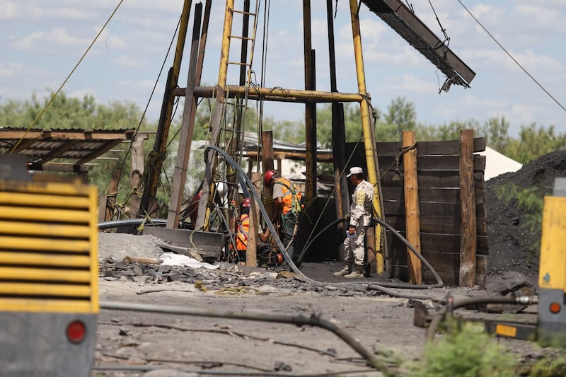 Labores de rescate en la mina El Pinabate en Sabinas, Coahuila.