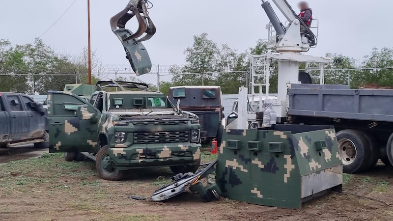 Monstruos destruyen vehículos del narco en Tamaulipas