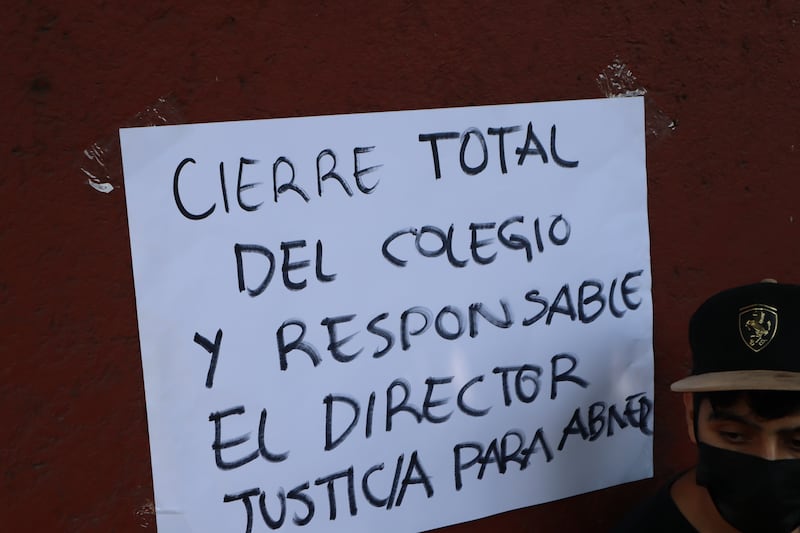 Padres y familiares del menor de seis años que perdió la vida en el Colegio Williams piden cierre de la institución educativa.