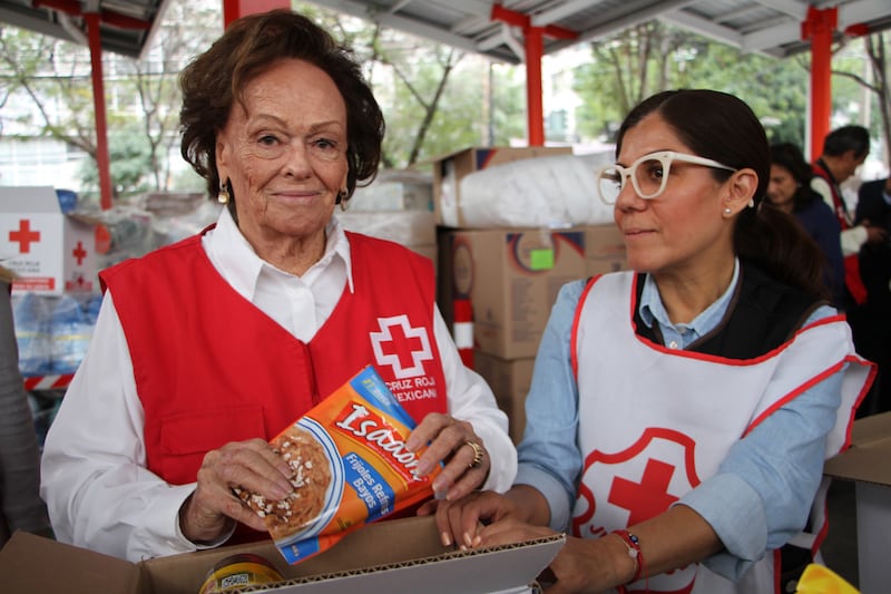 A través de la organización World Central Kitchen, el chef español José Andrés y el mexicano, Lalo Palazuelos llevan comida a las comunidades devastadas por el huracán Otis