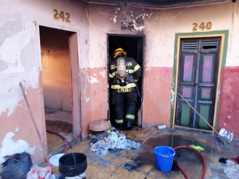 Bomberos de Guadalajara se movilizaron e impidieron que las llamas se propagaran a otras habitaciones.