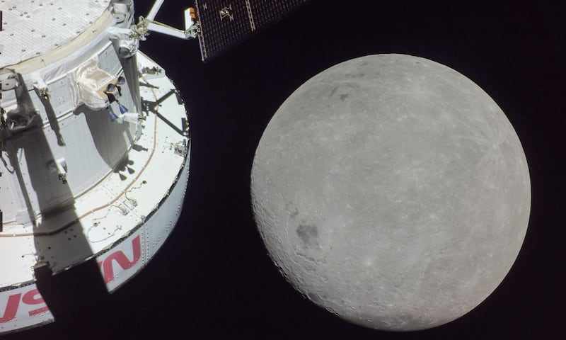 Imagen espectacular de la nave Orion sobre la Luna, Misión Artemis I de la NASA