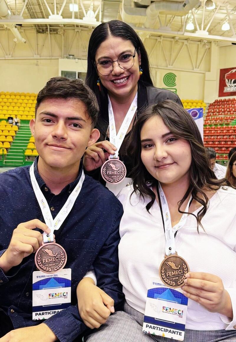 El equipo de Jalisco que ganó el primer lugar nacional en la categoría de ciencias ambientales está conformado por estudiantes del CETI Tonalá. CORTESÍA/ GOBIERNO DE JALISCO