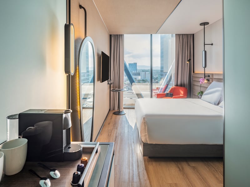 Conoce estos tres hoteles en la icónica avenida Insurgentes Sur que ofrecen a sus huéspedes la combinación perfecta entre movilidad y alojamiento contemporáneo y funcional.