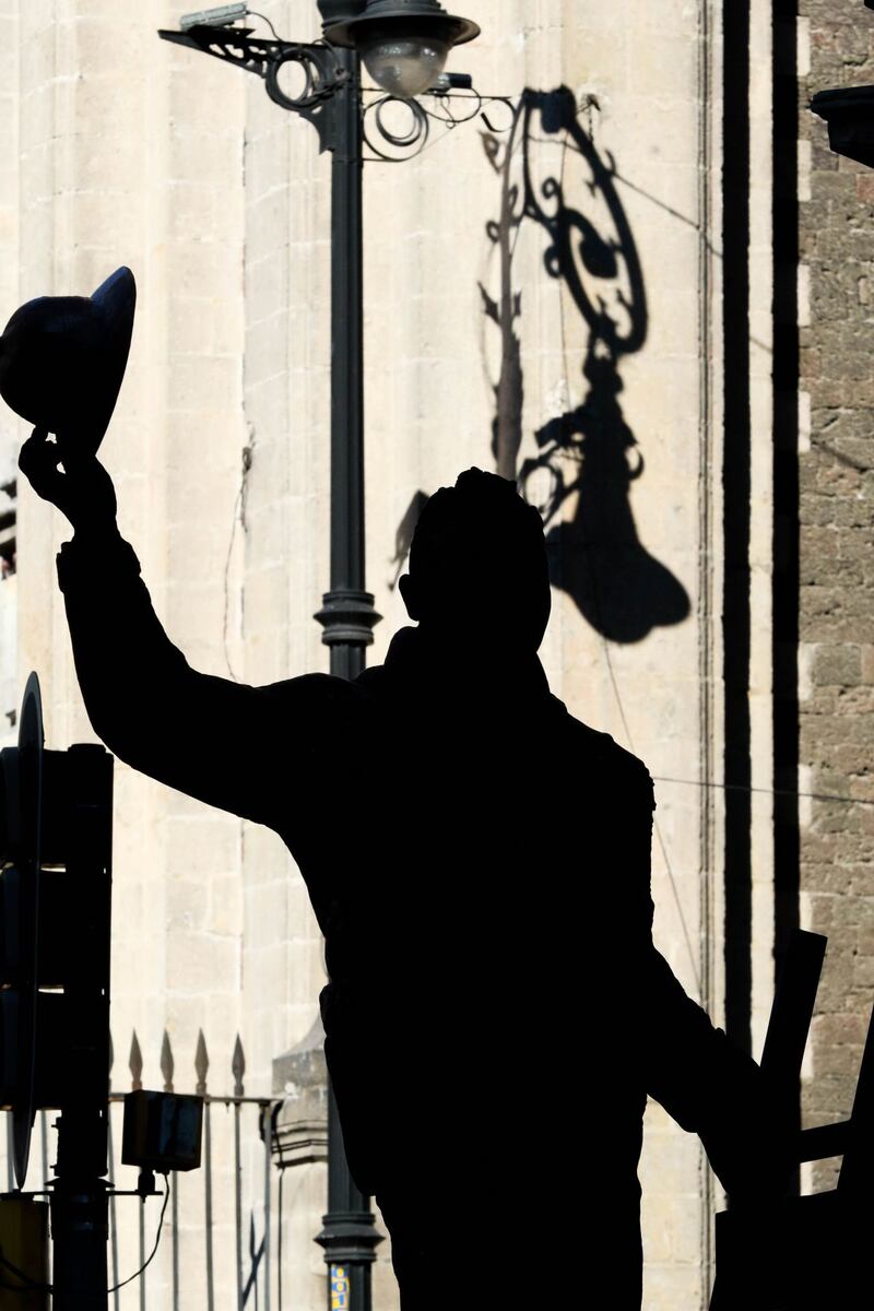 Develan escultura de Pancho Villa en calle Madero del Centro Histórico