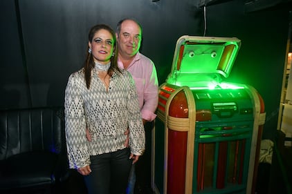 La espera terminó, ‘Neón Discoteque’ abrió sus puertas para transportar al público a una experiencia retro llena de nostalgia, en compañía de música de la década de los 70’s, 80’s y 90’s.