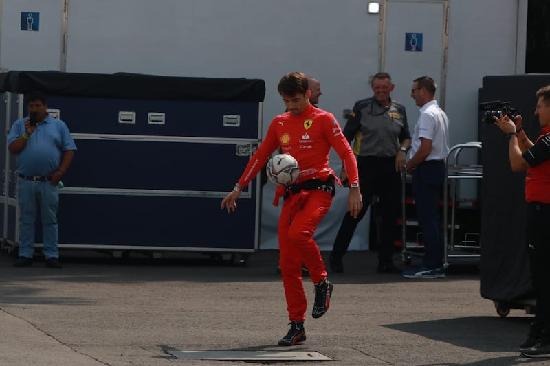 Día 2 GP de México: Charles Leclerc domina el balón.