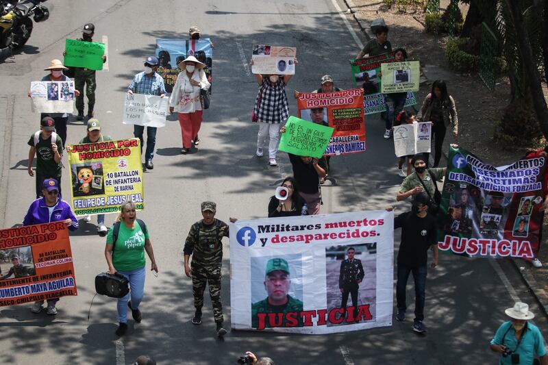 CIUDAD DE MÉXICO, 07MAYO2023.- El colectivo Todos somos uno, Ejército Mexicano somos todos confirmado por personas que defienden al ejército que buscan protección jurídica, observadores a las fuerzas armadas de la CNDH entre otros se manifestaron en las inmediaciones de la SEDENA de manera pacifica.
FOTO: ANDREA MURCIA /CUARTOSCURO.COM