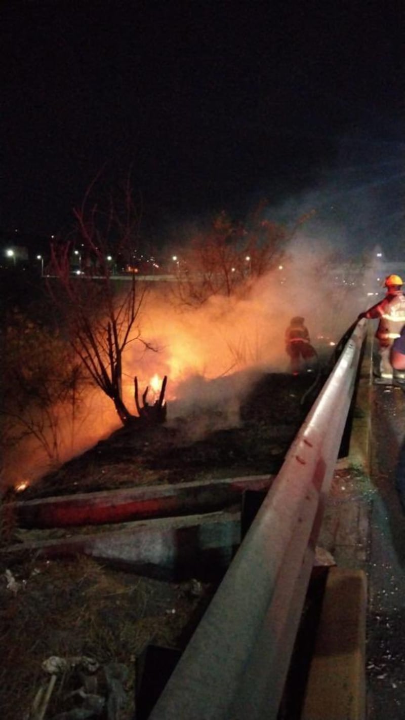 Unidades de emergencia llegaron a Avenida Constitución y Venustiano Carranza para sofocar el fuego.