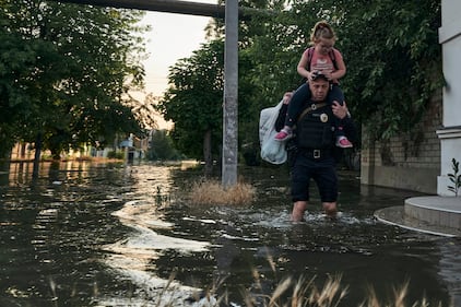 Destrucción de presa en ucrania pone en peligro la vida de miles de civiles.