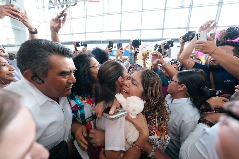 En un auténtico carnaval, simpatizantes le dan la bienvenida a Claudia Sheinbaum en Acapulco