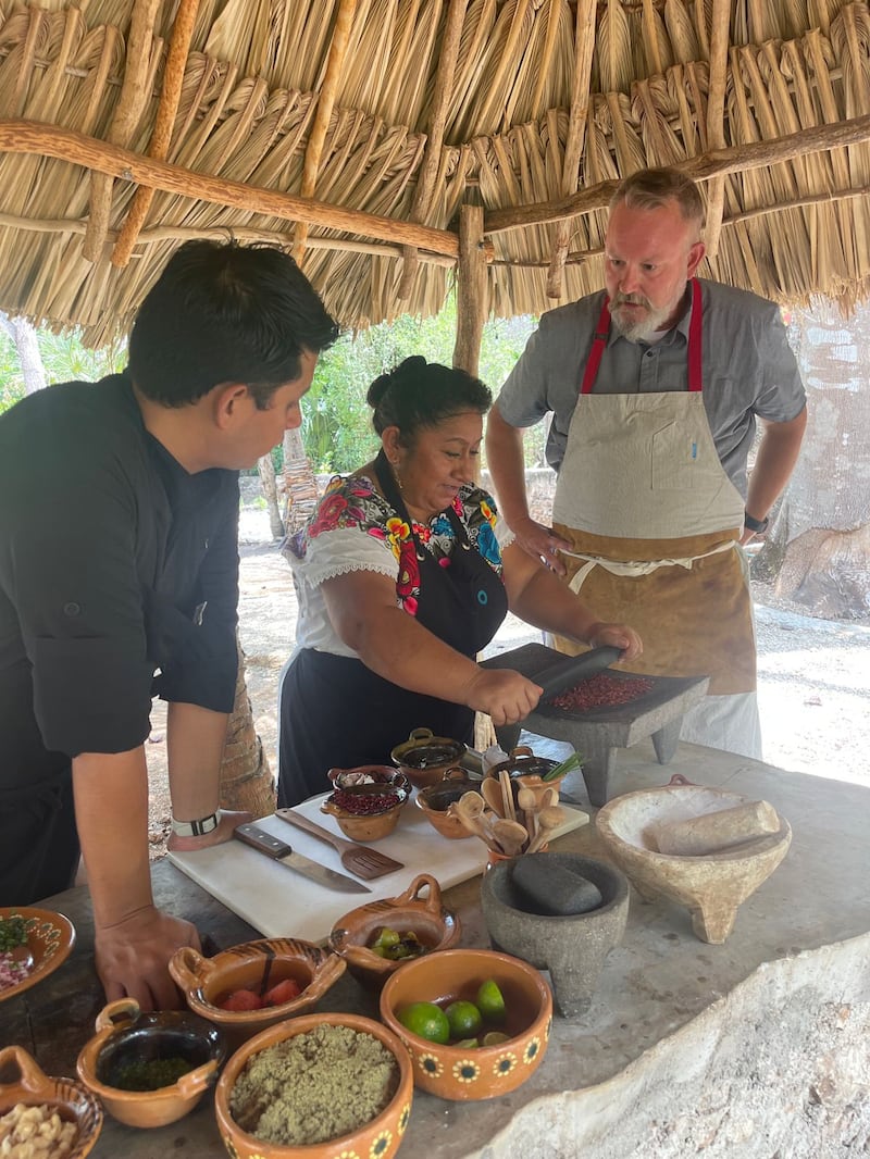 En seis episodios se hace un recorrido por algunas de las regiones del país que cuentan con un enorme impacto cultural e histórico a través de sus deliciosas preparaciones