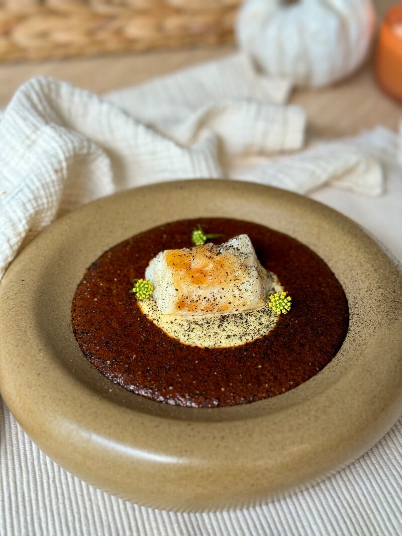 Bacalao Noruego con Mole Fusión y Puré de Plátano Macho