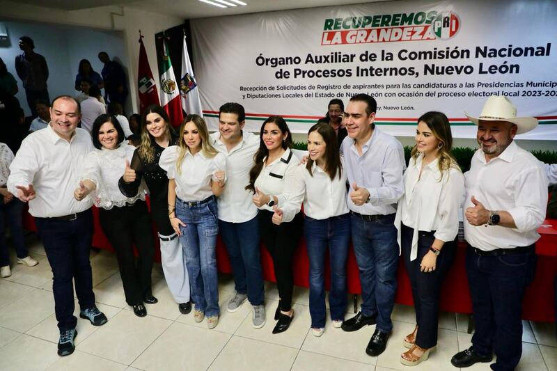 Compañeros priistas, ya registrados para el Senado y diputaciones federales, acudieron para apoyar a los candidatos.