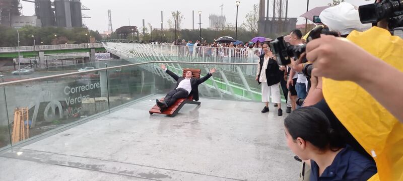 Samuel García y Colosio Riojas inauguran Puente Verde bajo la lluvia