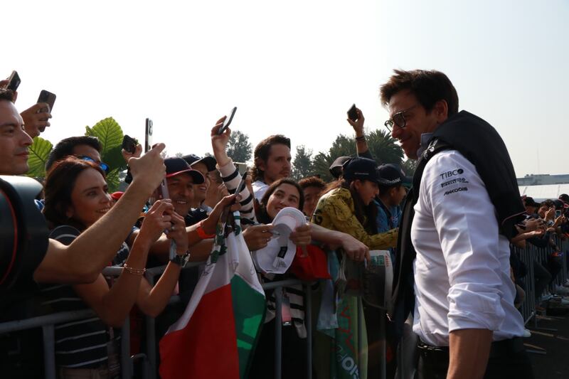 Toto Wolff atiende a la fanaticada mexicana