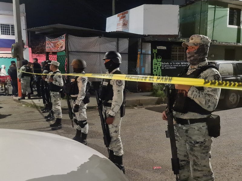 Aumentan seguridad en Irapuato tras masacre de 12 en un bar.