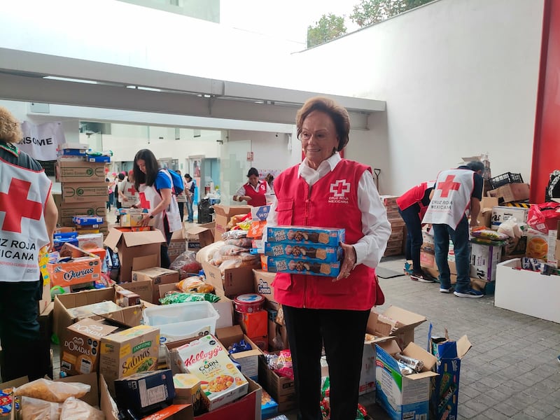 A través de la organización World Central Kitchen, el chef español José Andrés y el mexicano, Lalo Palazuelos llevan comida a las comunidades devastadas por el huracán Otis