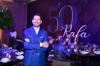 En compañía de empresarios, actores, músicos y famosos, Rafa Lizárraga celebró su cumpleaños número 50 en la Ciudad de México. La tarde llegó a su punto más emocionante cuando Benny Ibarra saltó al escenario para cantar sus mejores éxitos, poniendo a cantar y bailar a un público que se divirtió coreando sus canciones. Para cerrar la velada, Benny invitó a Rafa a subir al escenario, y este agradeció la presencia de sus amigos durante su fiesta.