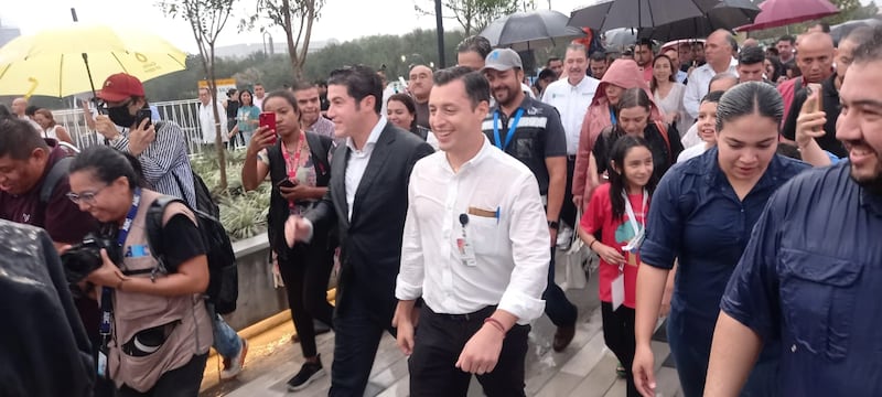 Samuel García y Colosio Riojas inauguran Puente Verde bajo la lluvia