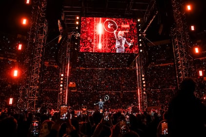 Es oficial, la gira ‘De Rey a Rey’ comenzó con la primera presentación de Alejandro Fernández en la Plaza de Toros México, recinto que fue testigo del homenaje que brindó a su dinastía, como parte del legado musical de su padre Vicente Fernández, quien es considerado uno de los pilares fundamentales de la música mexicana, por lo cual el concierto estuvo repleto de referencias a través de más de 30 canciones.