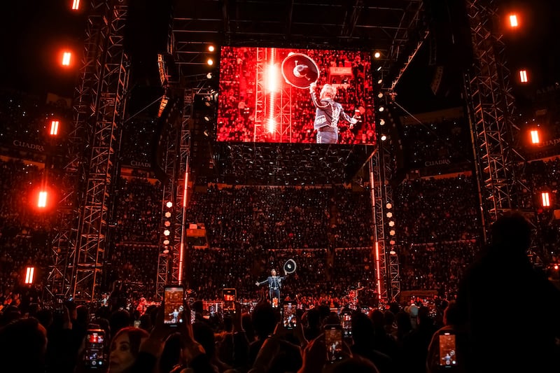 Es oficial, la gira ‘De Rey a Rey’ comenzó con la primera presentación de Alejandro Fernández en la Plaza de Toros México, recinto que fue testigo del homenaje que brindó a su dinastía, como parte del legado musical de su padre Vicente Fernández, quien es considerado uno de los pilares fundamentales de la música mexicana, por lo cual el concierto estuvo repleto de referencias a través de más de 30 canciones.