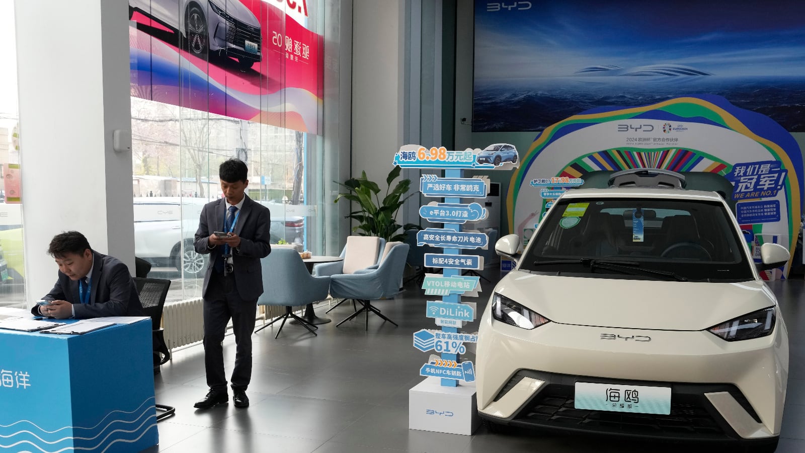 La ley establece un arancel de 20% para los autos eléctrico chinos a partir de octubre y, al aplicarse, también sube el monto del IVA, ISAN y gastos de importación.