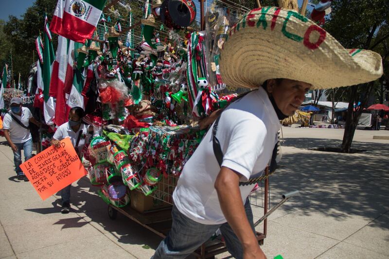 Hasta ocho de cada 10 banderas que el 15 y 16 de septiembre fueron maquiladas en China e introducidas de contrabando al país.