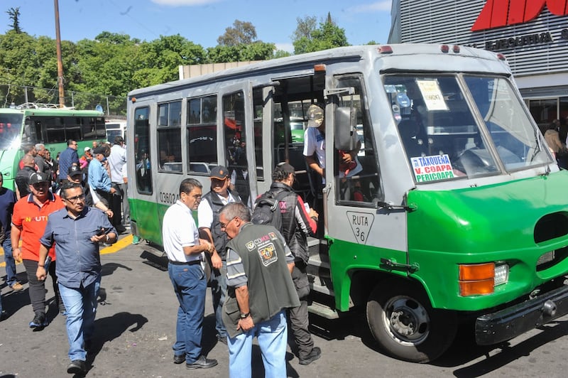 Microbuseros se oponen a creación de empresa de transporte