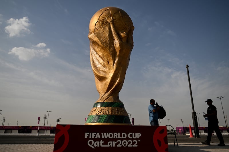 Una réplica publicitaria de la Copa del Mundo. / AFP