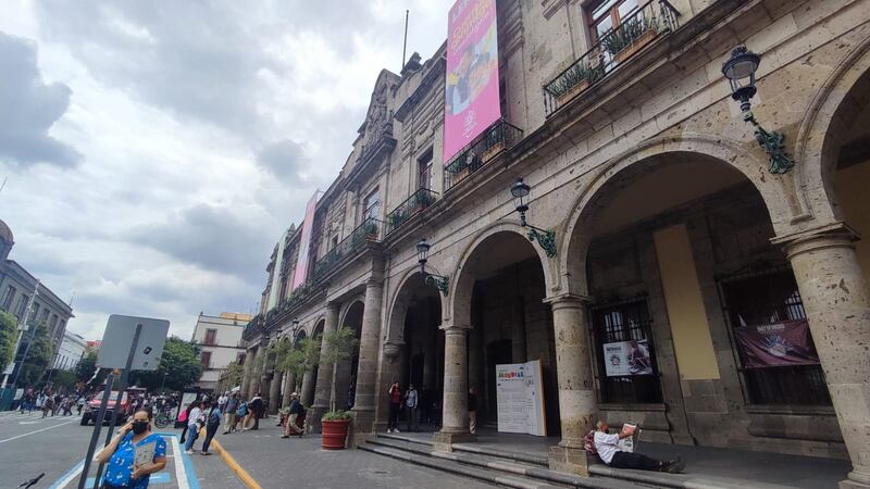 La unidad municipal de protección civil y bomberos de Guadalajara y Zapopan informó que solamente se registran daños estructurales en dos templos.