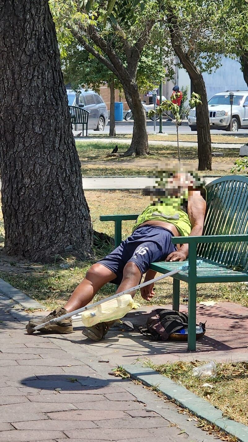 Esta persona estuvo más de cinco horas, sin vida, sobre una banca en una plaza.