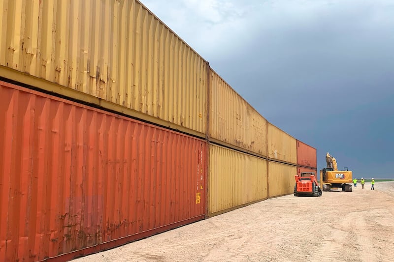 Contenedores de carga utilizados para llenar un hueco de 300 metros en el muro fronterizo con México cerca de Yuma, Arizona.