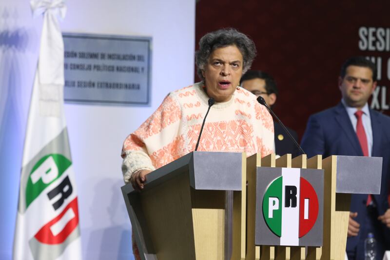 CIUDAD DE MÉXICO, 21NOVIEMBRE.- Alejandro Moreno, presidente nacional del Parido Revolucionario Institucional y Beatriz Paredes, senadora por el PRI, durante la Sesión Solemne de Instalación del VII Consejo Político Nacional y XLIX Sesión Extraordinaria en el Auditorio “Plutarco Elías Calles” en la sede del parido.